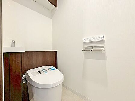 「温水洗浄便座付きトイレ」トイレは快適な温水洗浄便座付です。清潔感のあるホワイトで統一しました。いつも清潔な空間であって頂けるよう配慮された造りです。