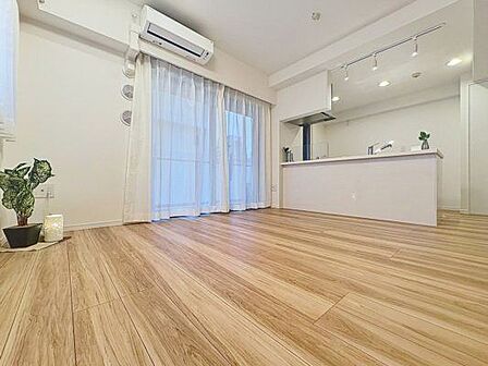 「会話弾むダイニング」明るく穏やかなダイニング空間で、飲んだり、食べたり、笑ったり。会話が広がります。