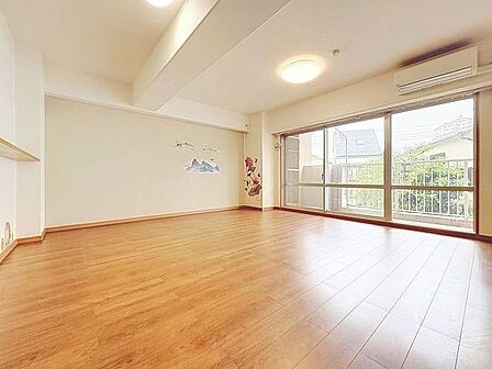 「寛ぎ空間・14.3帖リビング」オープンでのびやかな空間を生み出すひろびろとしたLDK。家族との時間を大切にした住空間です。