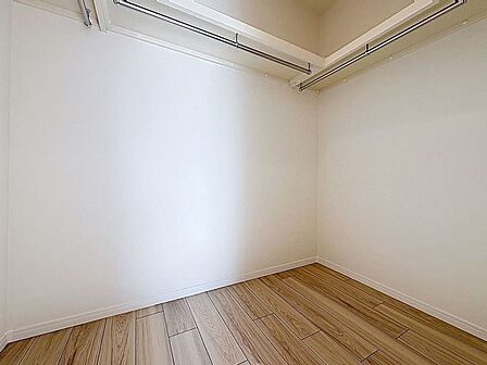 「ウォークインクローゼット」たっぷりと荷物が入るよう、ウォークインクローゼットを完備いたしました。