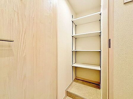 「シューズインクローク」家族みんなで使えるシューズインクロークを設置。靴は勿論、スポーツ用品やおもちゃ・お掃除用具も収納できます。土足でご使用頂けるのも使い易さのポイントです。