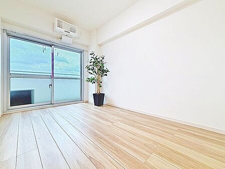 「バルコニーに面した居室」主寝室は十分な広さに加えて、快適に目覚められるよう、大きな採光窓を設けました。