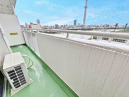 「バルコニー」大きな空に囲まれた気持ちのいい住まい。バルコニーを覗くだけで圧倒的な開放感に包まれます。
