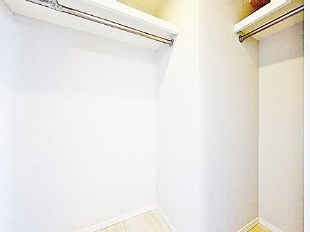 「大きな収納」居室にはクローゼットを完備し、自由度の高い家具の配置が叶うシンプルな空間です。お子様の成長と必要になる子供部屋を与えるにはぴったりの間取りですね。