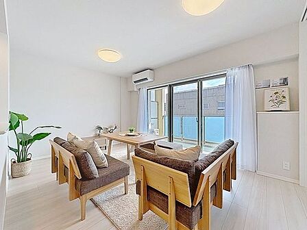 「南東角部屋。陽当り良好。」大きな窓辺からの日差しが暖かい室内は、自然と住まう人の気分も明るくなり、リビングでの素敵なワンシーンが演出されます。