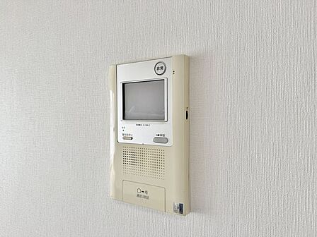 「見える安心・TVモニター付きインターホン」誰が来てもわかる様にモニター付きインターホンを設置。家事導線を考慮した個所に設置し、防犯性と利便性に優れ快適と安らぎを合わせた優しい設計。