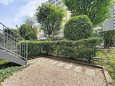 「~お庭のある暮らし~」住みながらお庭を持つ。そんな贅沢が実現する住まい。日当たりも良く、家庭菜園や植栽を育てるのに適したお庭はこれからの生活に緑という癒しを与えてくれます。