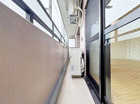 「バルコニー」バルコニーの出入りも考慮されており、通風や採光への気配りも兼ね備えております。