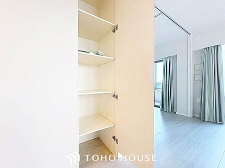 「収納豊富」収納の多さも魅力です。使い勝手の良い収納を豊富に設置しております。居住スペースを充分に確保することができる為、ゆとりある室内で、ゆっくりとご寛ぎいただけます。