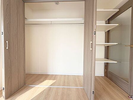 「収納豊富」収納の多さも魅力です。使い勝手の良い収納を豊富に設置しております。居住スペースを充分に確保することができる為、ゆとりある室内で、ゆっくりとご寛ぎいただけます。