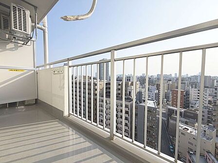 「バルコニー」大きな空に囲まれた気持ちのいい住まい。バルコニーを覗くだけで圧倒的な開放感に包まれます。