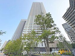 「50階建ての外観」今日も、明日も、この街で、きっと誰かがしあわせになる物語が描かれていくはずです。同じ風景が毎日365日、まったく違う顔を見せてくれる。爽快な風も毎日やさしく頬をなででくれます。
