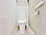 トイレ：「温水洗浄便座付きトイレ」トイレは快適な温水洗浄便座付です。清潔感のあるホワイトで統一しました。いつも清潔な空間であって頂けるよう配慮された造りです。