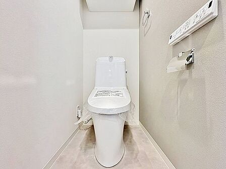 「温水洗浄便座付きトイレ」トイレは快適な温水洗浄便座付です。清潔感のあるホワイトで統一しました。いつも清潔な空間であって頂けるよう配慮された造りです。