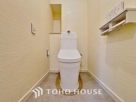 「トイレ」トイレは快適な温水洗浄便座付です。清潔感のあるホワイトで統一しました。いつも清潔な空間であって頂けるよう配慮された造りです。