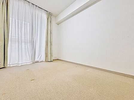 「バルコニーに面した居室」主寝室は十分な広さに加えて、快適に目覚められるよう、大きな採光窓を設けました。