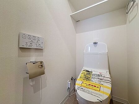 「温水洗浄便座付きトイレ」トイレは快適な温水洗浄便座付です。清潔感のあるホワイトで統一しました。いつも清潔な空間であって頂けるよう配慮された造りです。
