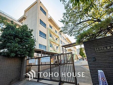 徒歩6分。市川市立新井小学校 460m