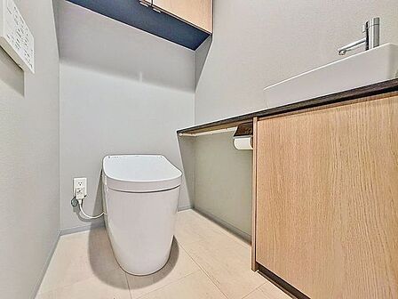 「温水洗浄便座付きトイレ」トイレは快適な温水洗浄便座付です。清潔感のあるホワイトで統一しました。いつも清潔な空間であって頂けるよう配慮された造りです。
