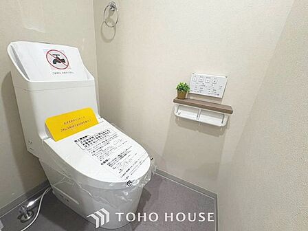 「温水洗浄便座付きトイレ」トイレは快適な温水洗浄便座付です。清潔感のあるホワイトで統一しました。いつも清潔な空間であって頂けるよう配慮された造りです。