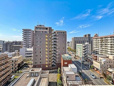 「9階の眺望」頬をなでる優しい風を感じることが出来るバルコニー。つい深呼吸をしたくなる気持ちの良い眺望はこのお部屋の自慢です。もちろんお洗濯物を干すスペースとしても十分な広さがあります。