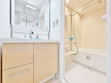「リフォーム済・洗面台」大きな鏡で朝の準備もばっちり。収納も多く、洗剤など日用品の保管にも便利です。