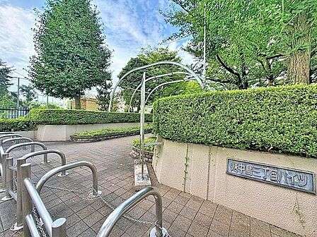 「エントランス入口」植栽もお手入れがしっかりとされており、美しい外観のポイントになっています。