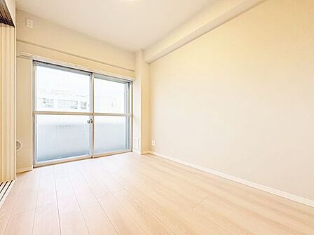 「明るい居室」主寝室は十分な広さに加えて、快適に目覚められるよう、大きな採光窓を設けました。