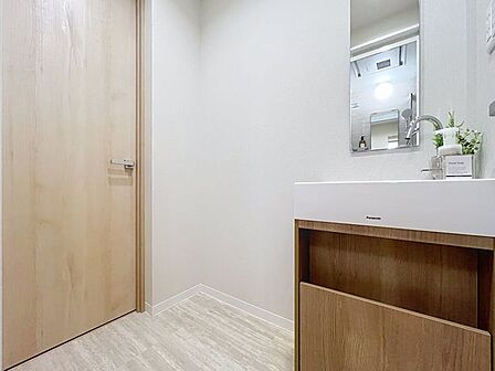 「リフォーム済・洗面台」大きな鏡で朝の準備もばっちり。収納も多く、洗剤など日用品の保管にも便利です。