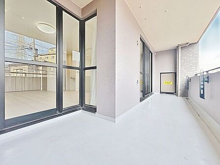 「バルコニー」大きな空に囲まれた気持ちのいい住まい。バルコニーを覗くだけで圧倒的な開放感に包まれます。