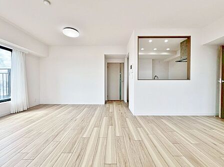 「リビング全体を見渡せる対面式キッチン」設備充実のシステムキッチンで日々の暮らしを快適に。
