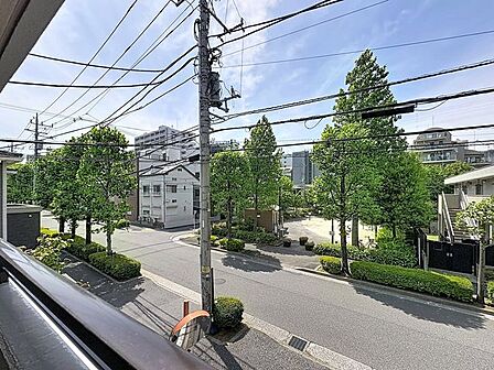 「眺望」穏やかな街並みを一望しながら、爽やかな風と柔らかく降り注ぐ陽光を感じて頂けます。