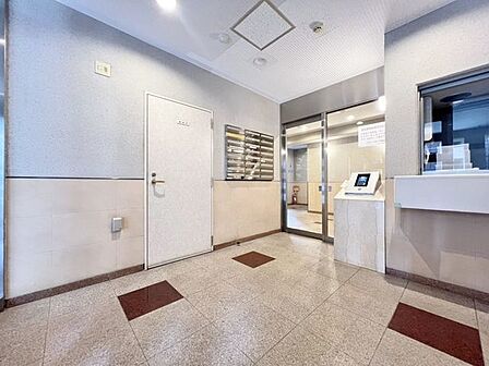 「エントランス」マンションのエントランスなど共有部分は、清掃が行き届いており、キレイな状態です。管理体制がしっかりしているからこそ。