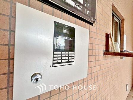 当マンションエントランスには、防犯対策の「オートロック」を採用。マンション住人以外の侵入を防ぐために設置しました。お子様がいらっしゃるご家庭にも安心の設備です。