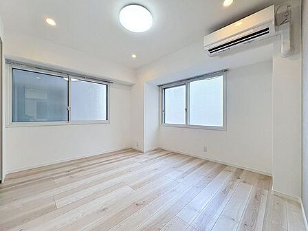 「2面採光の居室」居室に窓が2ヶ所あるので、明るさの確保と、風の通り道ができることで換気のしやすいお家になっています。