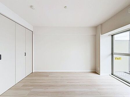 「洋室」温もりある自然光を感じていただける居室です。飽きのこないナチュラルカラーの床にホワイトの壁紙は、色褪せることのない心地良さを作ります。