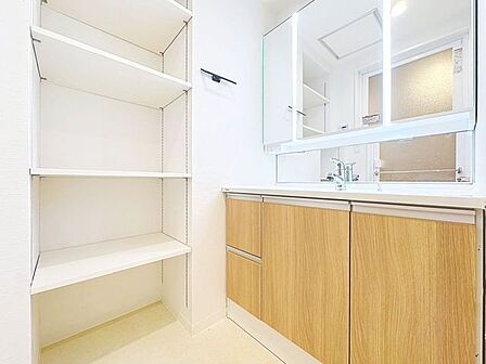 「リフォーム済・洗面台」大きな鏡で朝の準備もばっちり。収納も多く、洗剤など日用品の保管にも便利です。