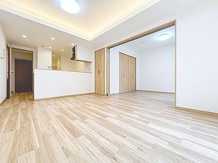 「開放感に満たされる・家族の和み空間」ホワイトの壁紙に柔らかな印象のメープルのフローリング。明るくナチュラルな心地の良い空間となっております。