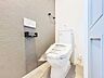 トイレ：「温水洗浄便座付きトイレ」トイレは快適な温水洗浄便座付です。清潔感のあるホワイトで統一しました。いつも清潔な空間であって頂けるよう配慮された造りです。
