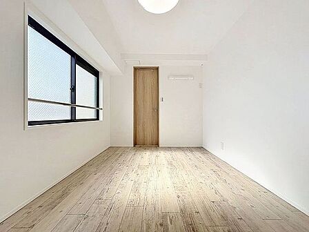 「明るい居室」主寝室は十分な広さに加えて、快適に目覚められるよう、大きな採光窓を設けました。