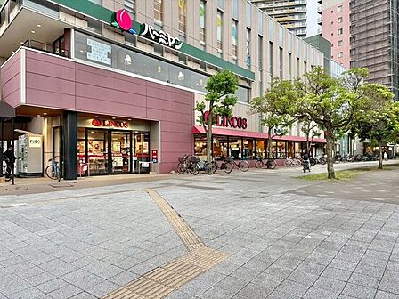 徒歩10分。リンコスベイタウン店 730m