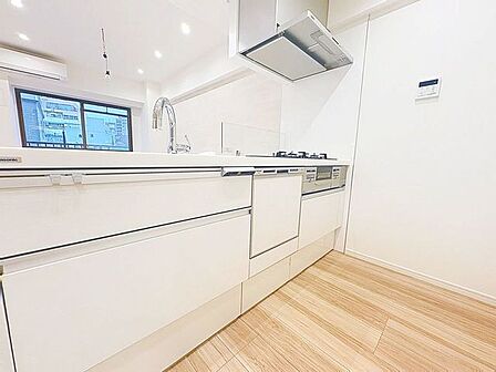 「オープンキッチン」お部屋の雰囲気に溶け込む、インテリアの一部のようなオープンキッチンです。リビングにいるご家族とのおしゃべりを楽しみながらの作業が可能です。
