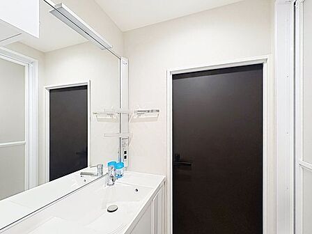 「パウダールーム」落ち着いた空間を演出するカラーと、ゆったり落ち着いてお使い頂ける広さが魅力のパウダールーム。居室からも独立しており、プライベート空間を保ちます。
