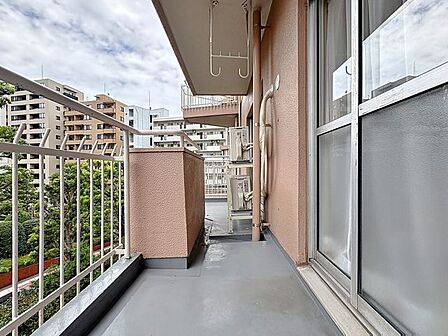 「バルコニー」大きな空に囲まれた気持ちのいい住まい。バルコニーを覗くだけで圧倒的な開放感に包まれます。