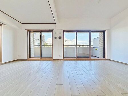 「南東向き。陽当り良好。」大きな窓辺からの日差しが暖かい室内は、自然と住まう人の気分も明るくなり、リビングでの素敵なワンシーンが演出されます。
