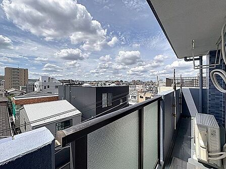 「バルコニー」大きな空に囲まれた気持ちのいい住まい。バルコニーを覗くだけで圧倒的な開放感に包まれます。