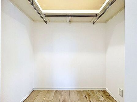 「ウォークインクローゼット」たっぷりと荷物が入るよう、ウォークインクローゼットを完備いたしました。