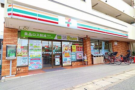 徒歩2分。セブン-イレブン 市川塩焼店 120m