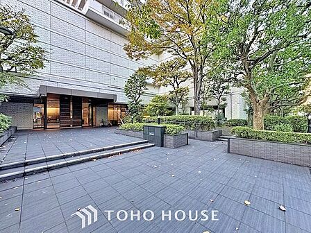 「エントランス入口」植栽もお手入れがしっかりとされており、美しい外観のポイントになっています。