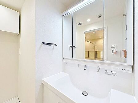 「リフォーム済・洗面台」大きな鏡で朝の準備もばっちり。収納も多く、洗剤など日用品の保管にも便利です。